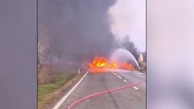 VIDEO Un accident cu risc de explozie a avut loc în Dâmbovița. O cisterna cu GPL a fost cuprinsă de flăcări după impact